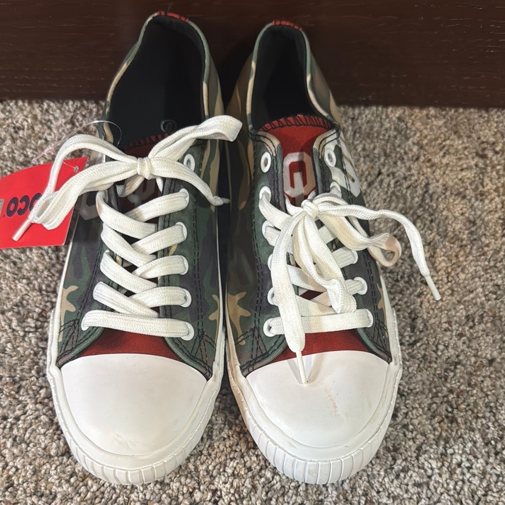Green and White Low-Top Sneakers with Sporty Design